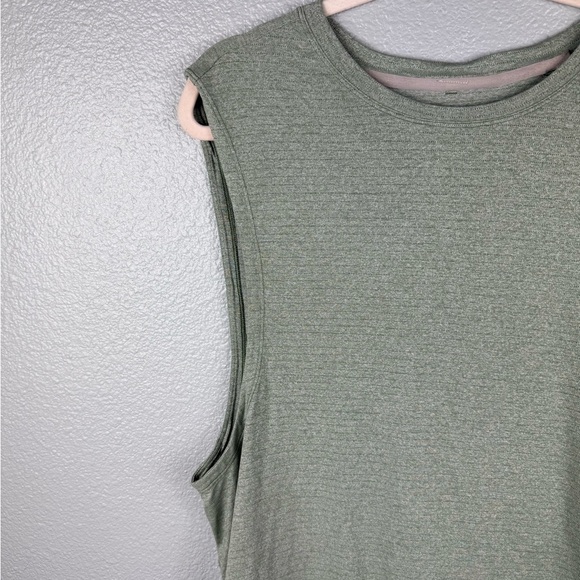 Lululemon License To Train Men’s Green Tank Top Lightweight Running Locker Loop - Picture 3 of 9